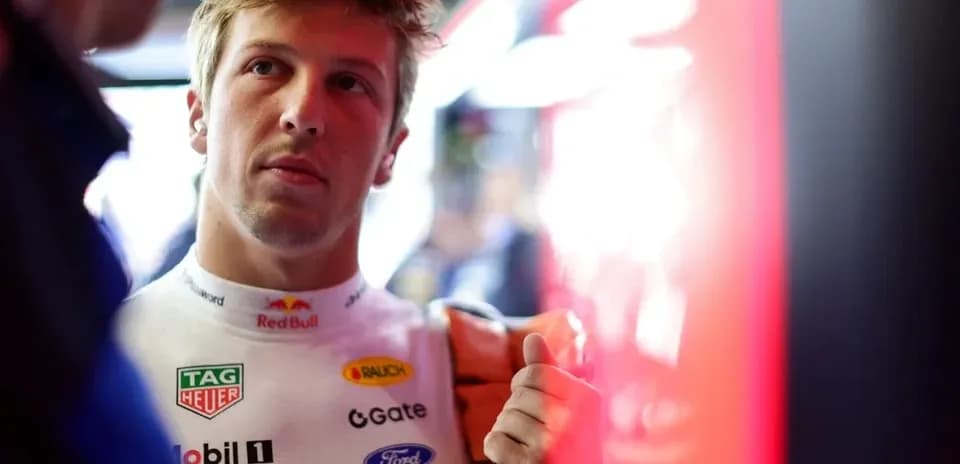 Piloto en el paddock preparándose para la carrera