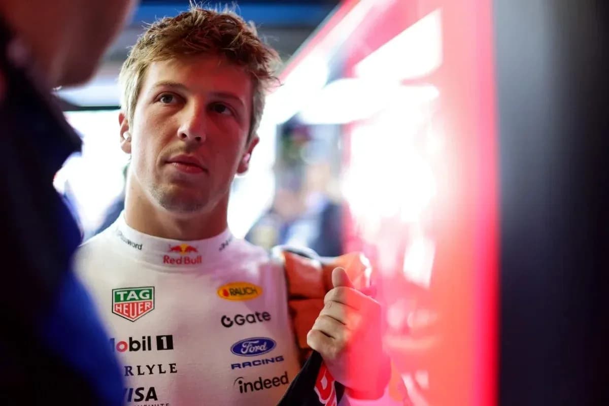 Piloto en el paddock preparándose para la carrera