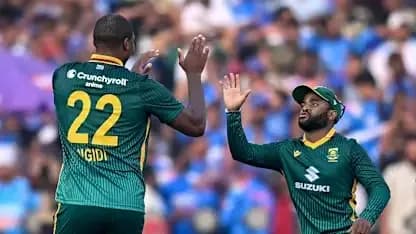 Jugadores de Sudáfrica celebrando un wicket en el campo