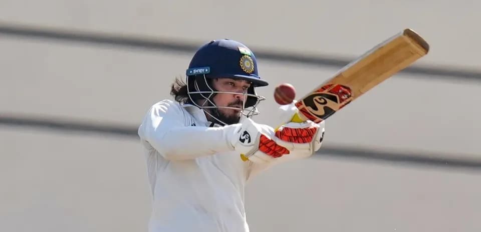 Jugador de cricket golpeando la pelota con el bate