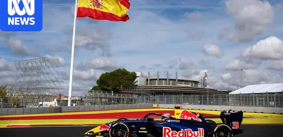Coche de Fórmula 1 Red Bull en circuito con bandera española