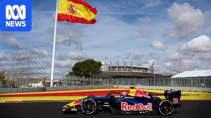 Coche de Fórmula 1 Red Bull en circuito con bandera española