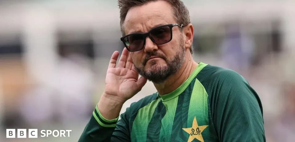 Entrenador de Pakistán escuchando durante entrenamiento