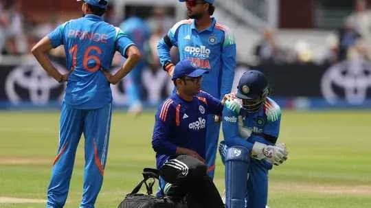Jugadores de cricket indios en el campo durante el partido