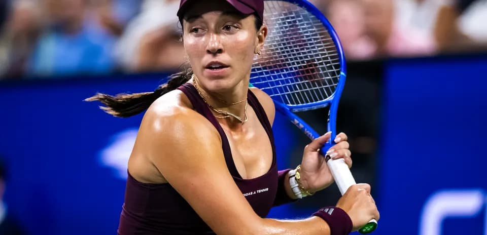 Jugadora de tenis preparándose para golpear la pelota