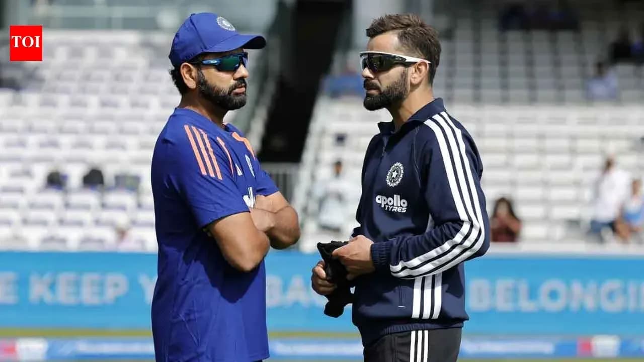 Rohit Sharma y Virat Kohli conversando en el campo