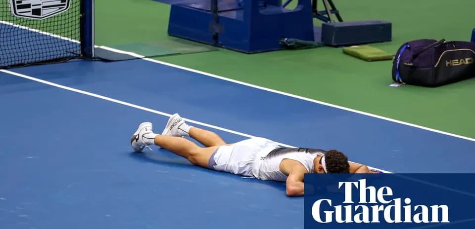 Jugador de tenis en el suelo tras el partido
