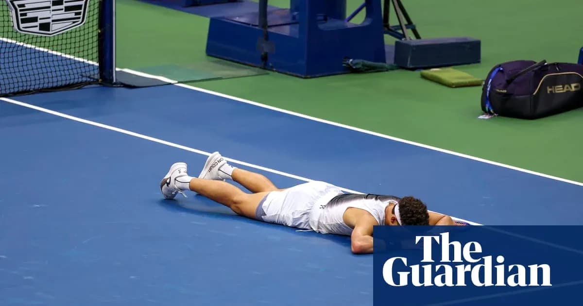 Jugador de tenis en el suelo tras el partido