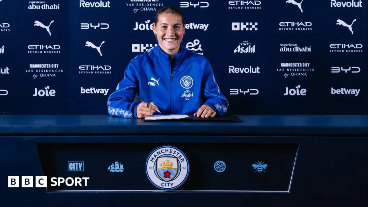 Jugadora firmando contrato en la mesa de prensa