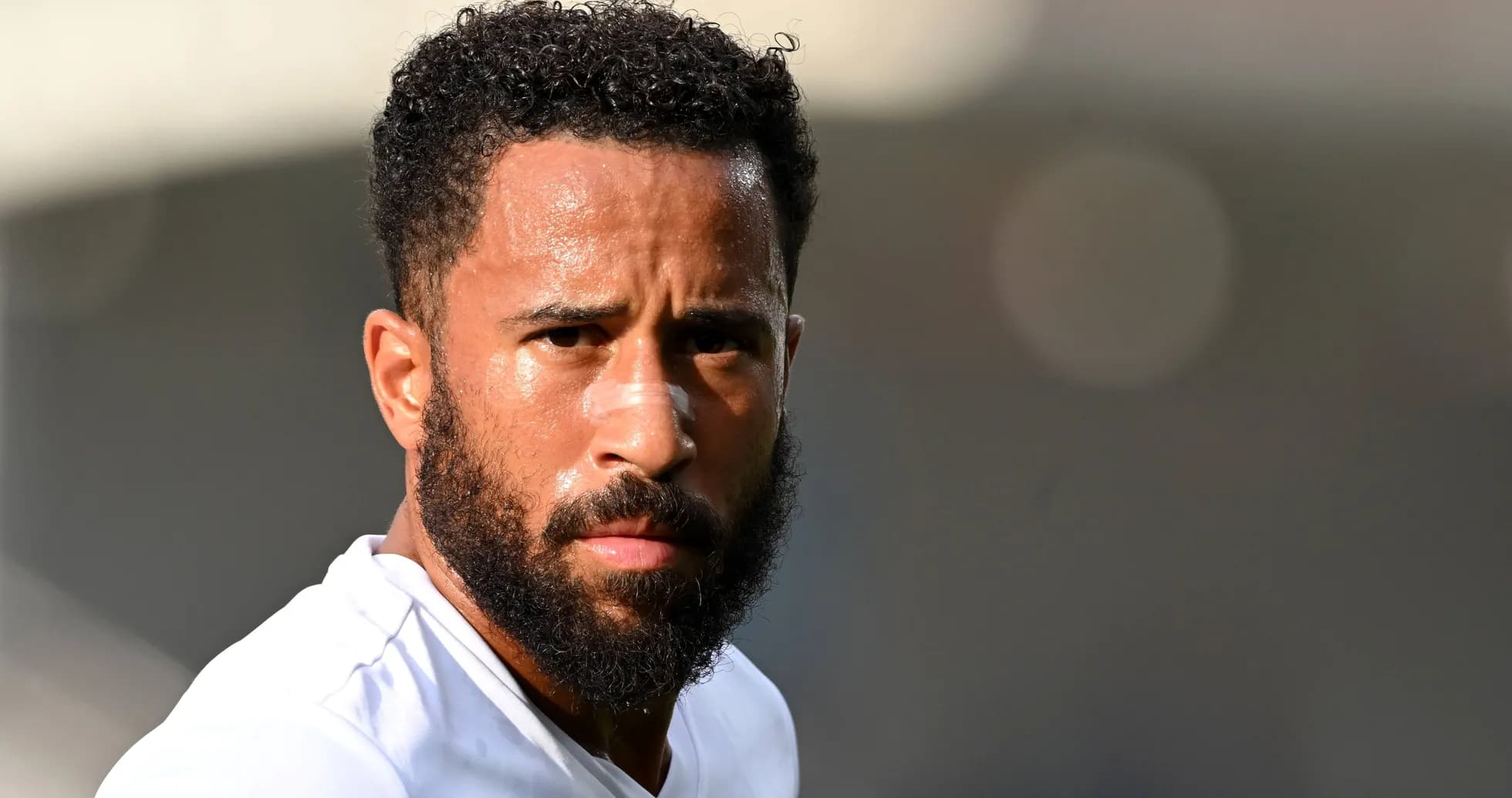 Jugador con barba en primer plano durante entrenamiento
