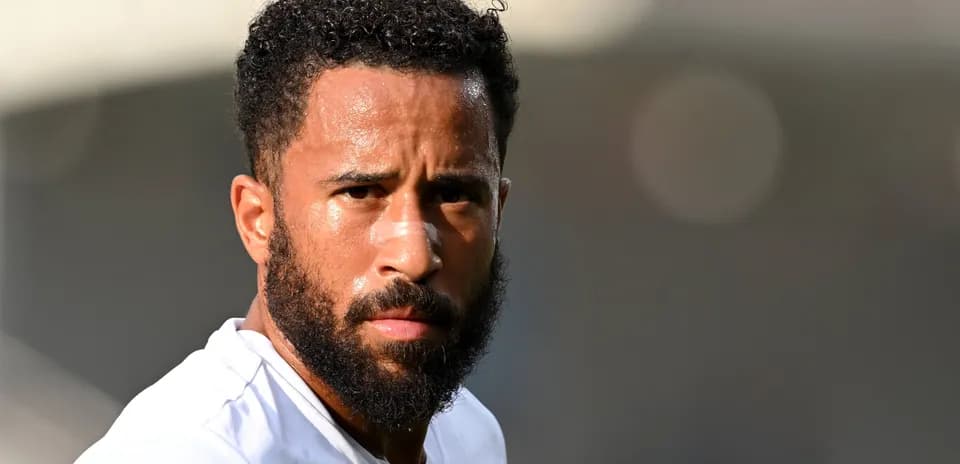 Jugador con barba en primer plano durante entrenamiento