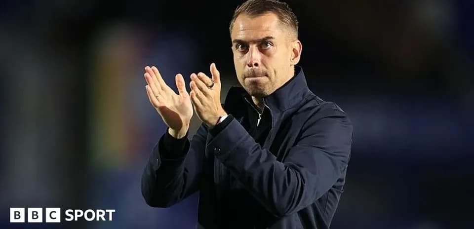 Entrenador aplaudiendo en el campo de juego