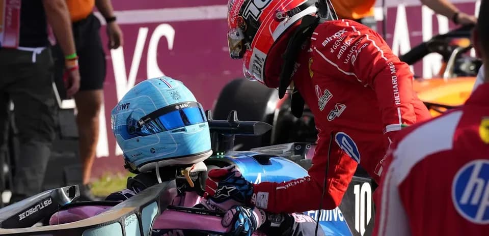 Pilotos conversando tras un incidente en carrera