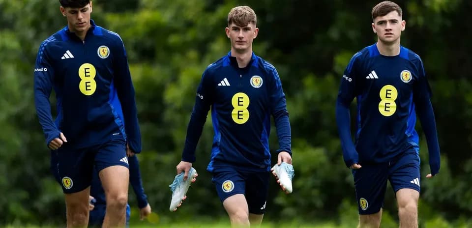 Tres jugadores escoceses caminando durante entrenamiento