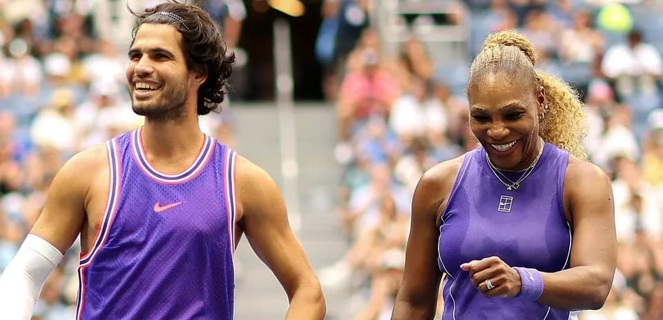 Jugadores sonrientes caminando por la cancha de tenis
