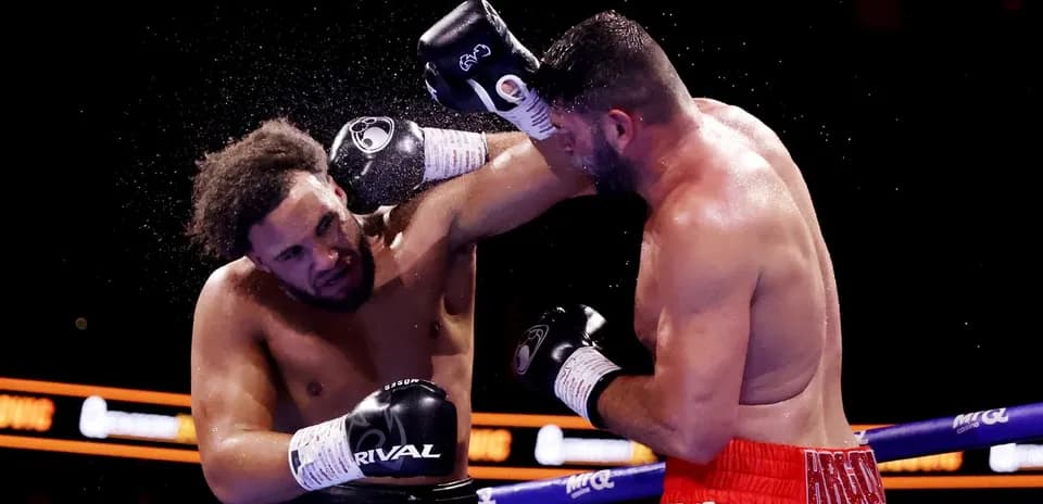 Dos boxeadores en acción durante una pelea
