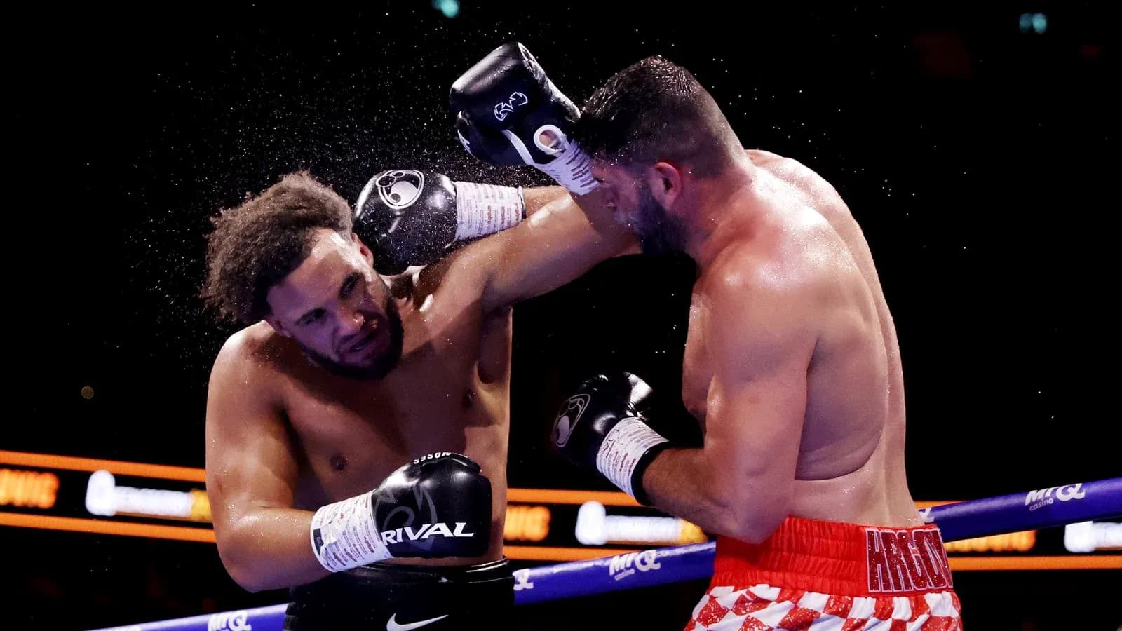 Dos boxeadores en acción durante una pelea