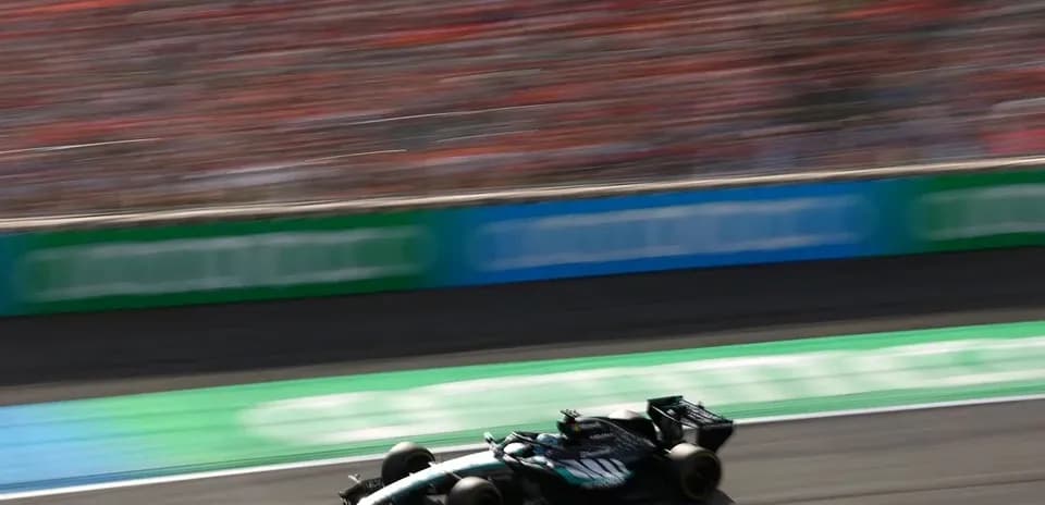 Coche de Fórmula 1 en movimiento en la pista