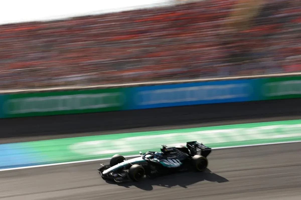 Coche de Fórmula 1 en movimiento en la pista