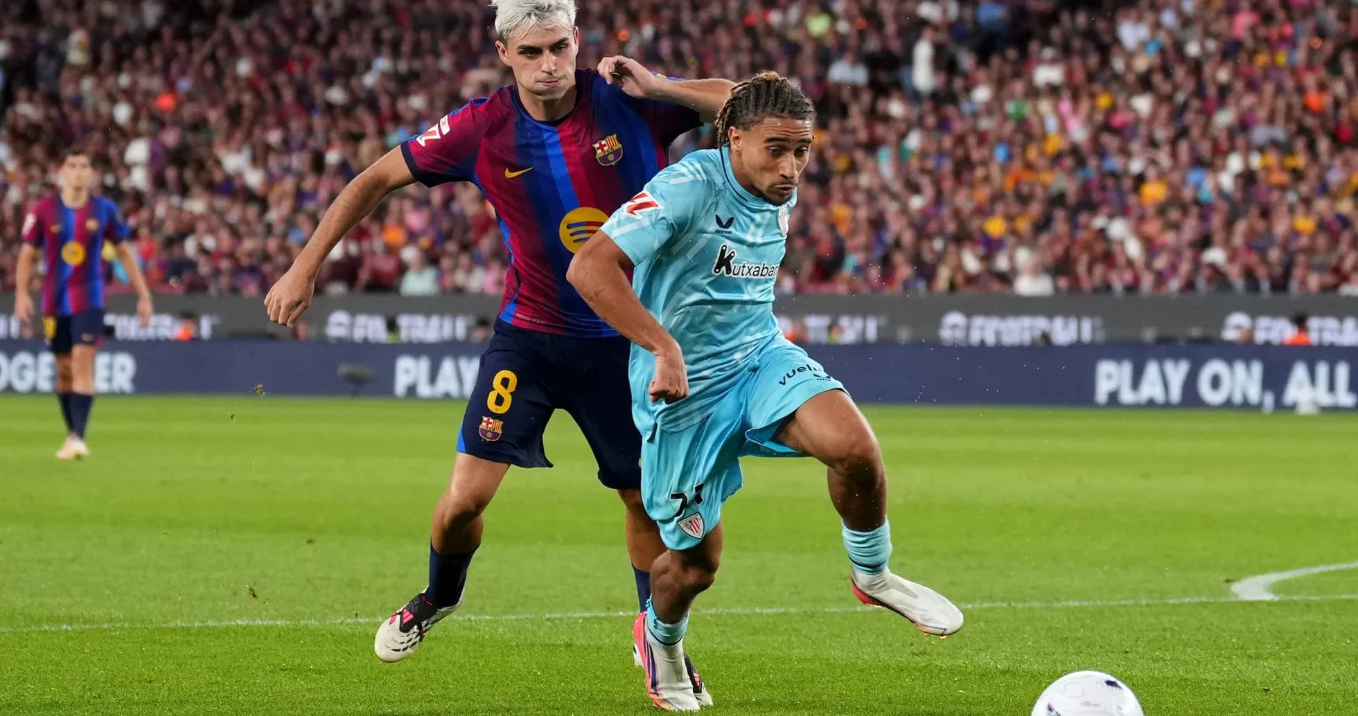 Jugadores de Barcelona y Athletic compitiendo por el balón Jugadores de Barcelona y Athletic compitiendo por el balón