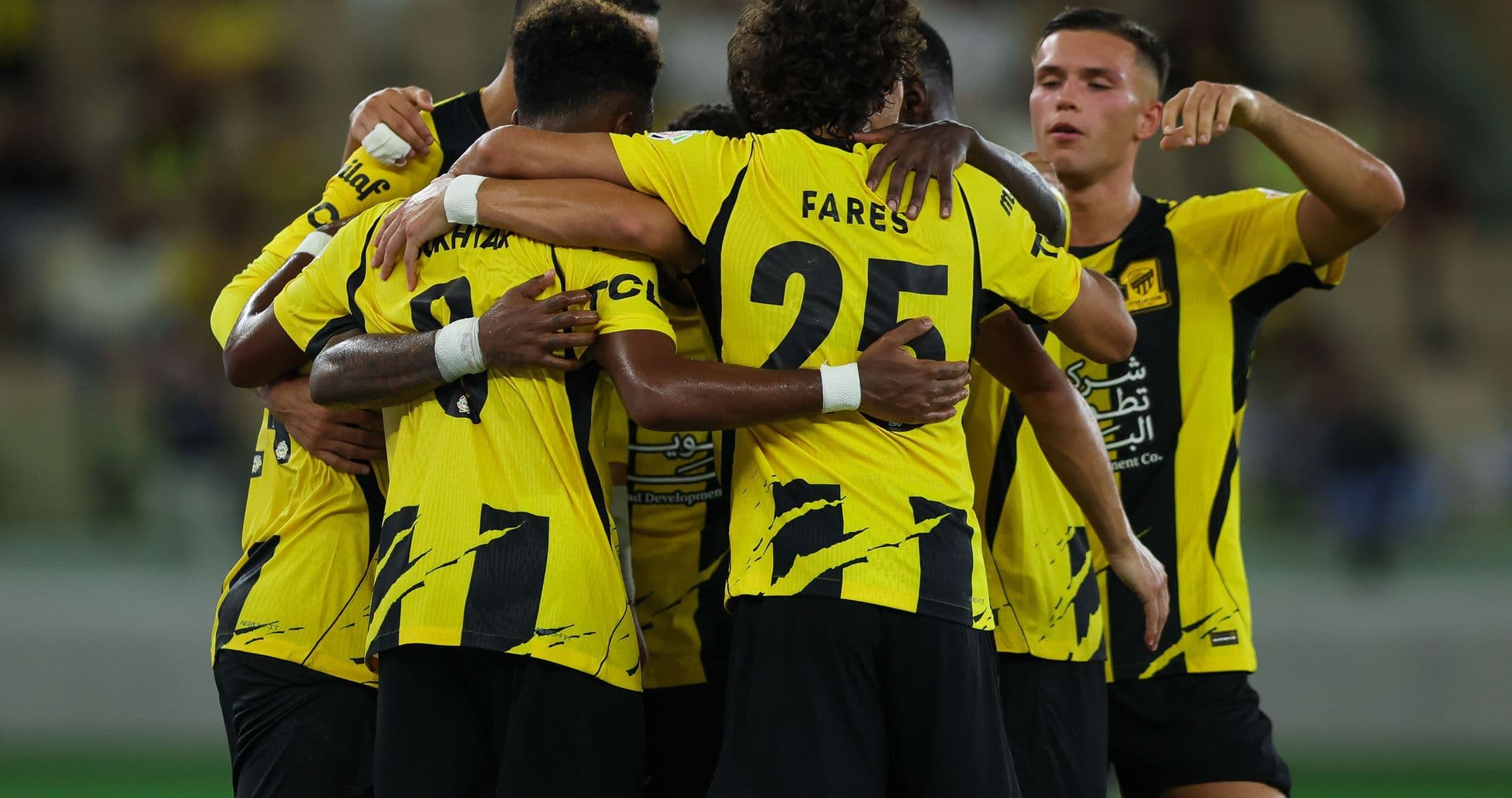 Jugadores de Ittihad celebrando un gol juntos Jugadores de Ittihad celebrando un gol juntos