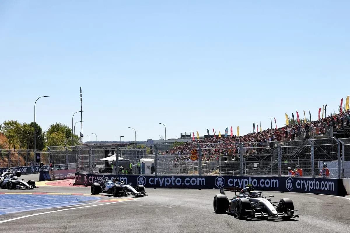 Dos coches de Fórmula 1 en una curva durante la carrera Dos coches de Fórmula 1 en una curva durante la carrera