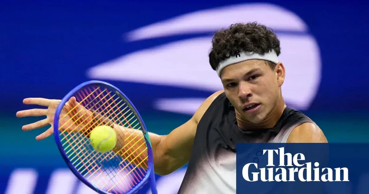 Jugador de tenis golpeando una pelota en un partido Jugador de tenis golpeando una pelota en un partido