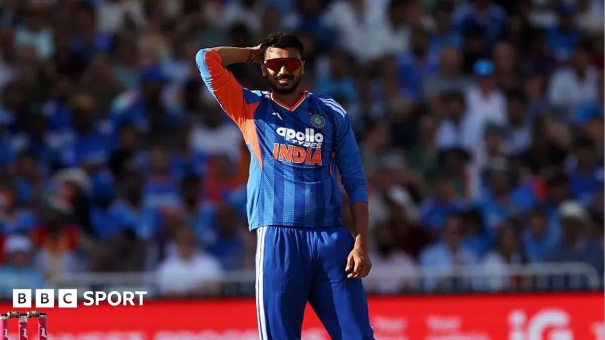 Jugador de cricket con uniforme de India en el campo Jugador de cricket con uniforme de India en el campo