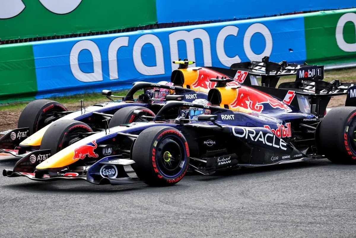 Dos coches de Red Bull compitiendo en la pista Dos coches de Red Bull compitiendo en la pista