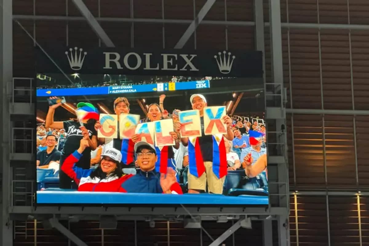 Aficionados sosteniendo carteles que dicen 'GO ALEX' Aficionados sosteniendo carteles que dicen 'GO ALEX'