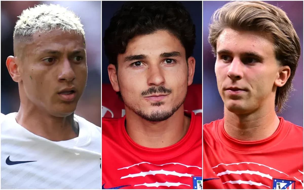 Tres futbolistas en diferentes poses durante un partido Tres futbolistas en diferentes poses durante un partido