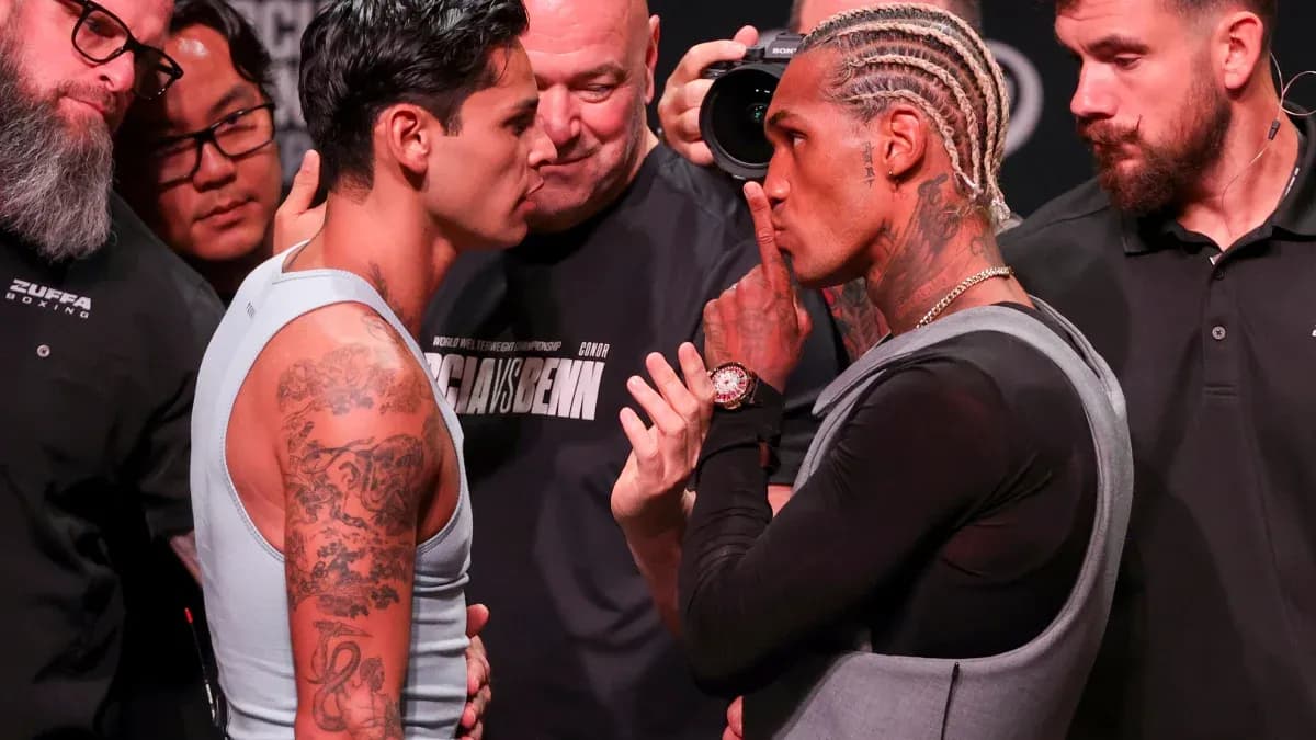 Dos boxeadores en cara a cara durante pesaje Dos boxeadores en cara a cara durante pesaje