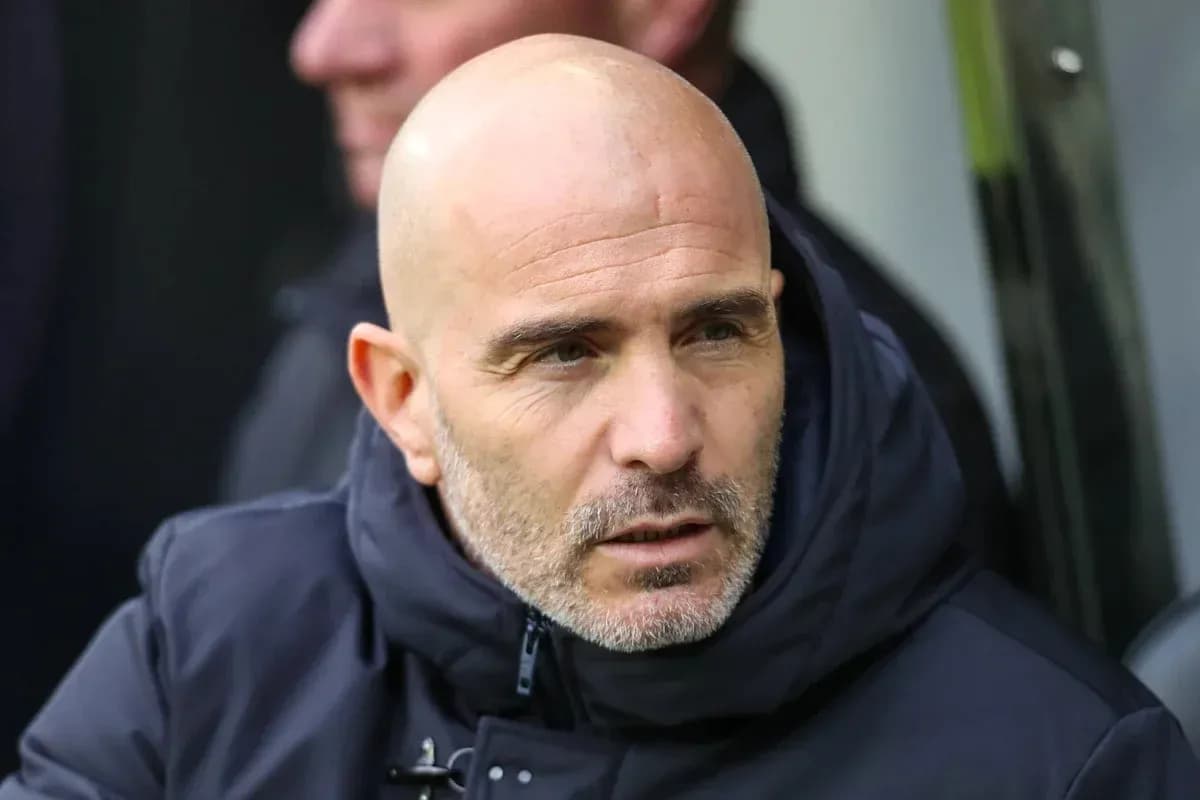 Entrenador observando el partido desde la banca Entrenador observando el partido desde la banca