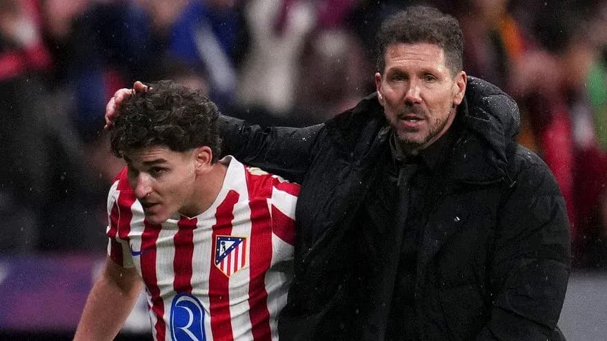 Entrenador ayuda a jugador de Atlético de Madrid Entrenador ayuda a jugador de Atlético de Madrid