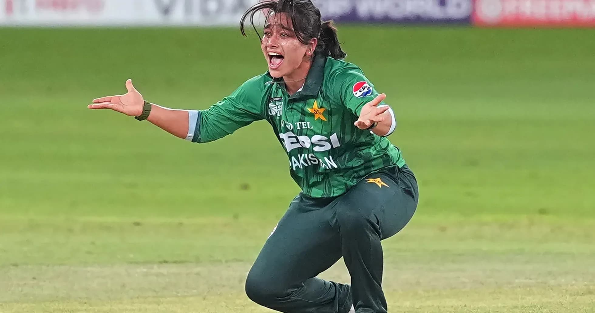 Jugadora de críquet de Pakistán celebrando una atrapada Jugadora de críquet de Pakistán celebrando una atrapada