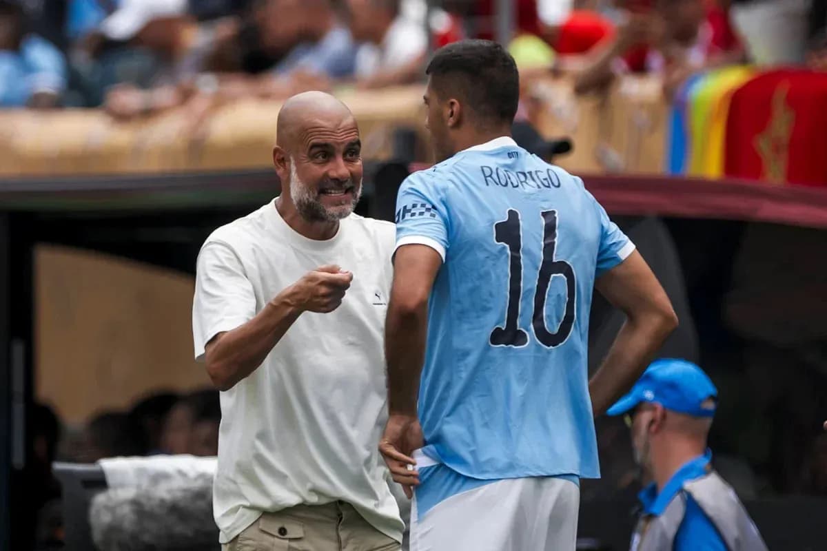 Entrenador hablando con Rodrigo durante un partido Entrenador hablando con Rodrigo durante un partido