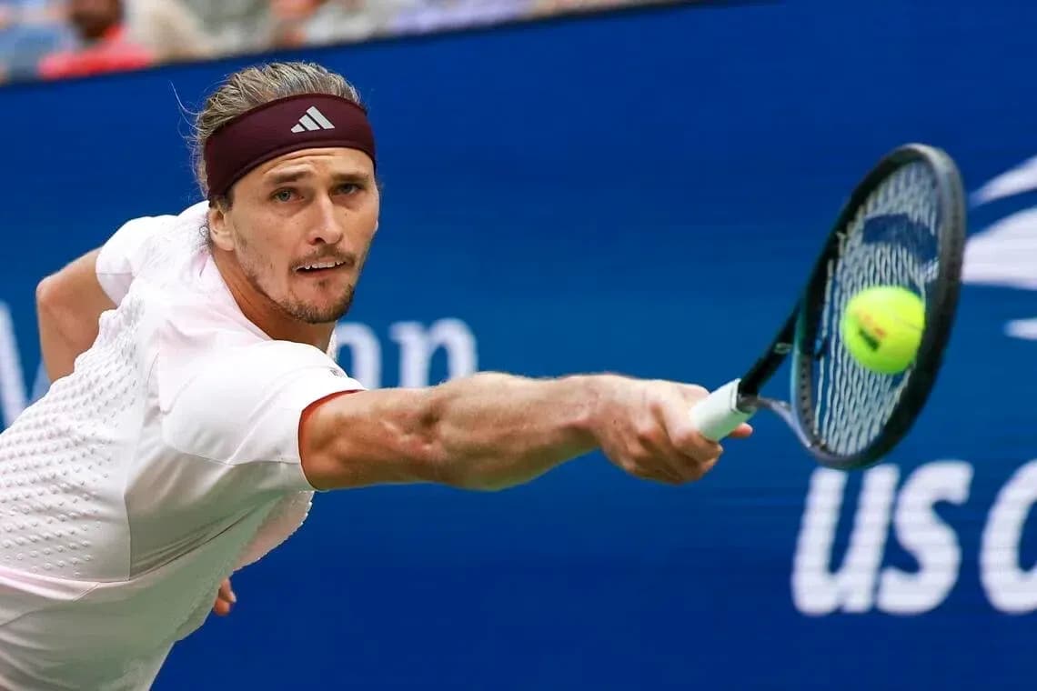 Jugador de tenis golpeando la pelota en un partido Jugador de tenis golpeando la pelota en un partido