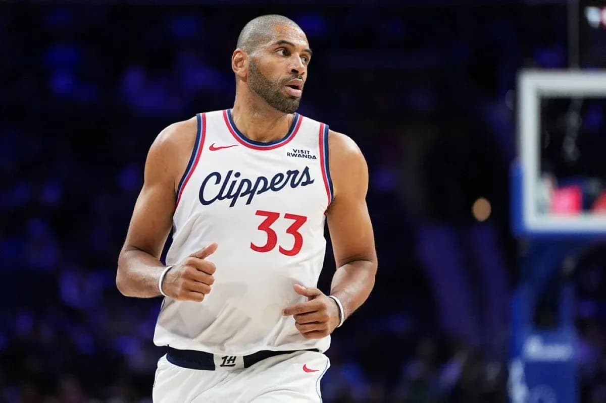 Jugador de los Clippers corriendo en la cancha Jugador de los Clippers corriendo en la cancha