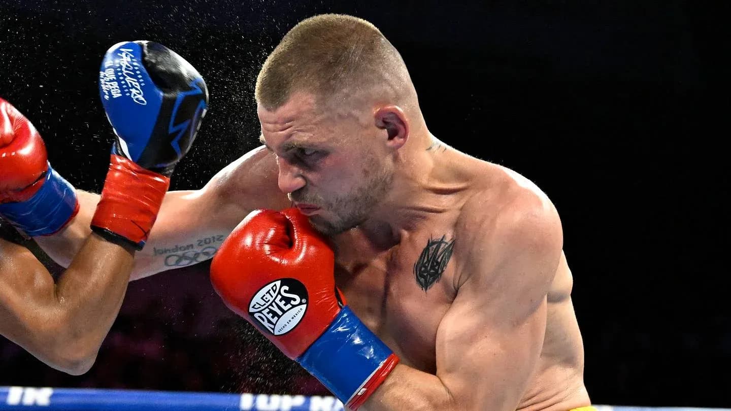 Boxeador esquivando un golpe en combate Boxeador esquivando un golpe en combate