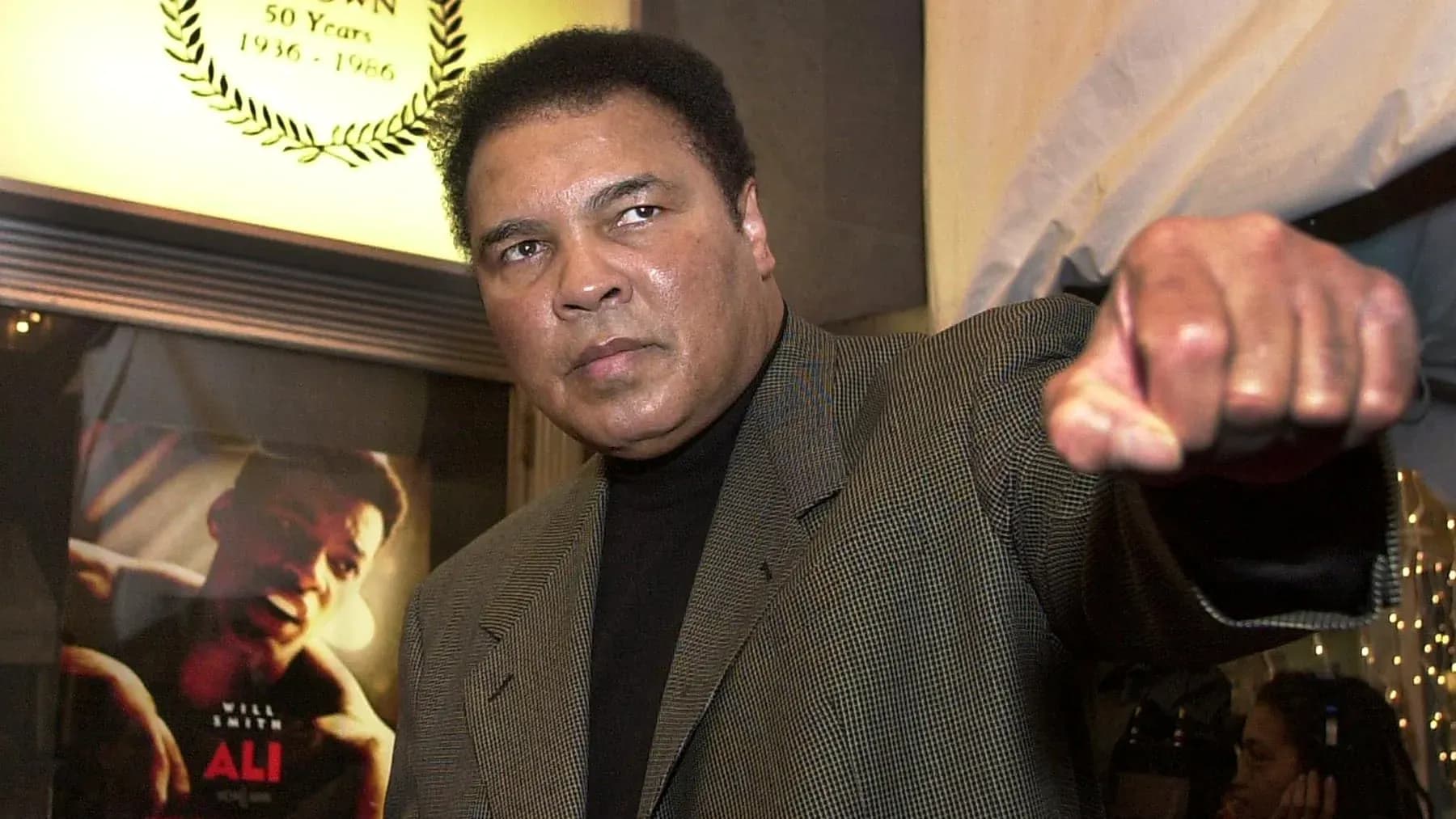 Muhammad Ali mostrando un puño en evento Muhammad Ali mostrando un puño en evento