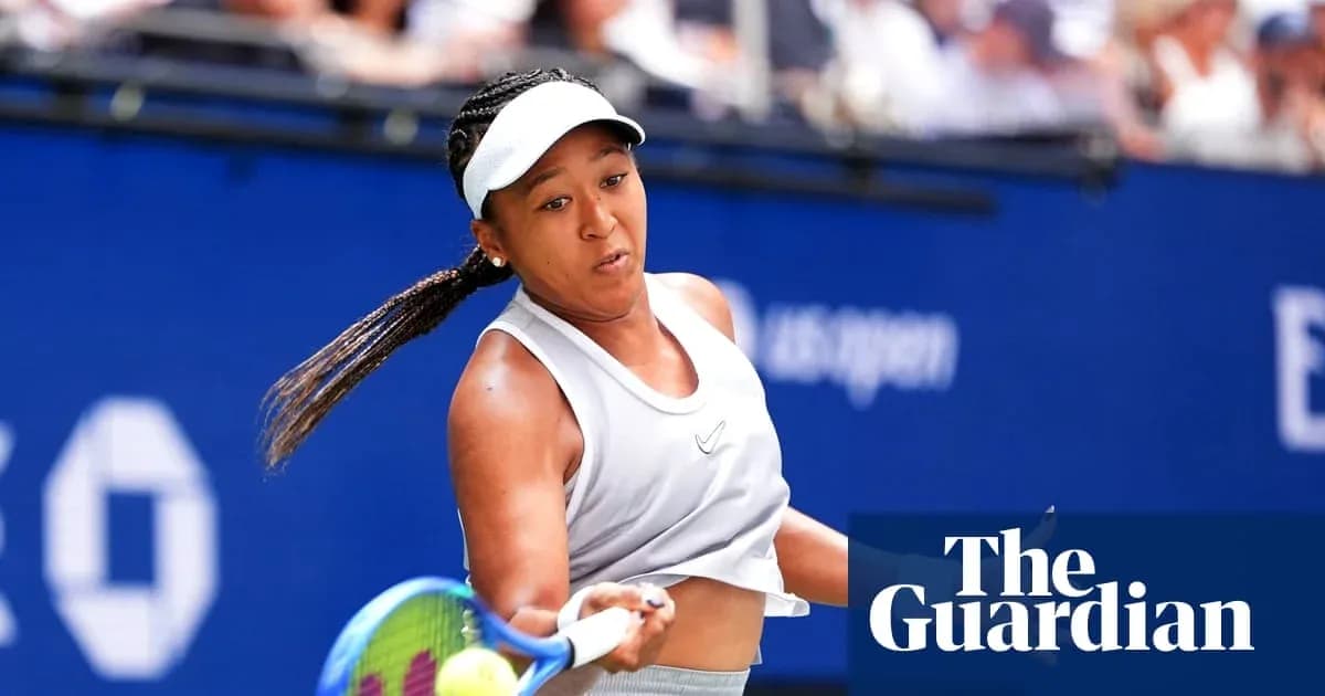 Naomi Osaka golpeando la pelota durante un partido Naomi Osaka golpeando la pelota durante un partido