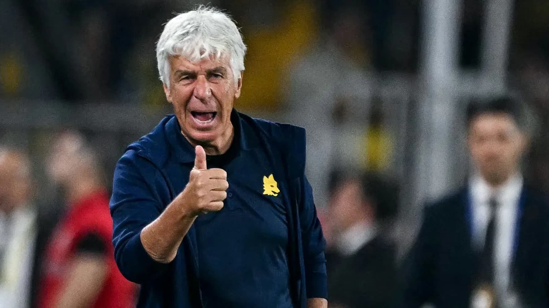 Entrenador dando un pulgar arriba durante el partido Entrenador dando un pulgar arriba durante el partido
