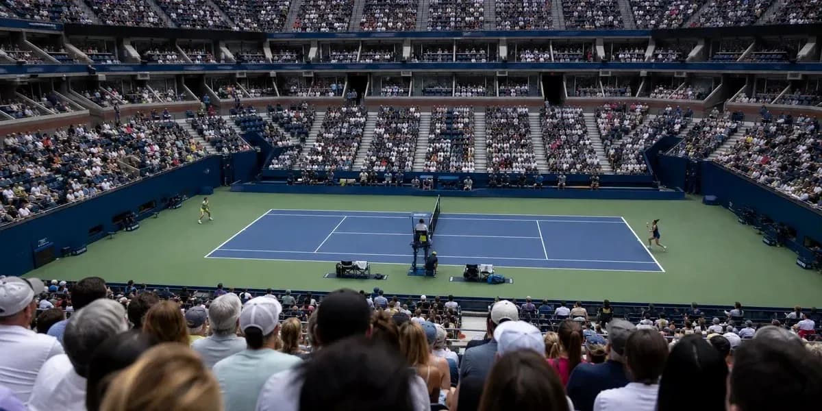 Jugadores compitiendo en una cancha de tenis llena Jugadores compitiendo en una cancha de tenis llena
