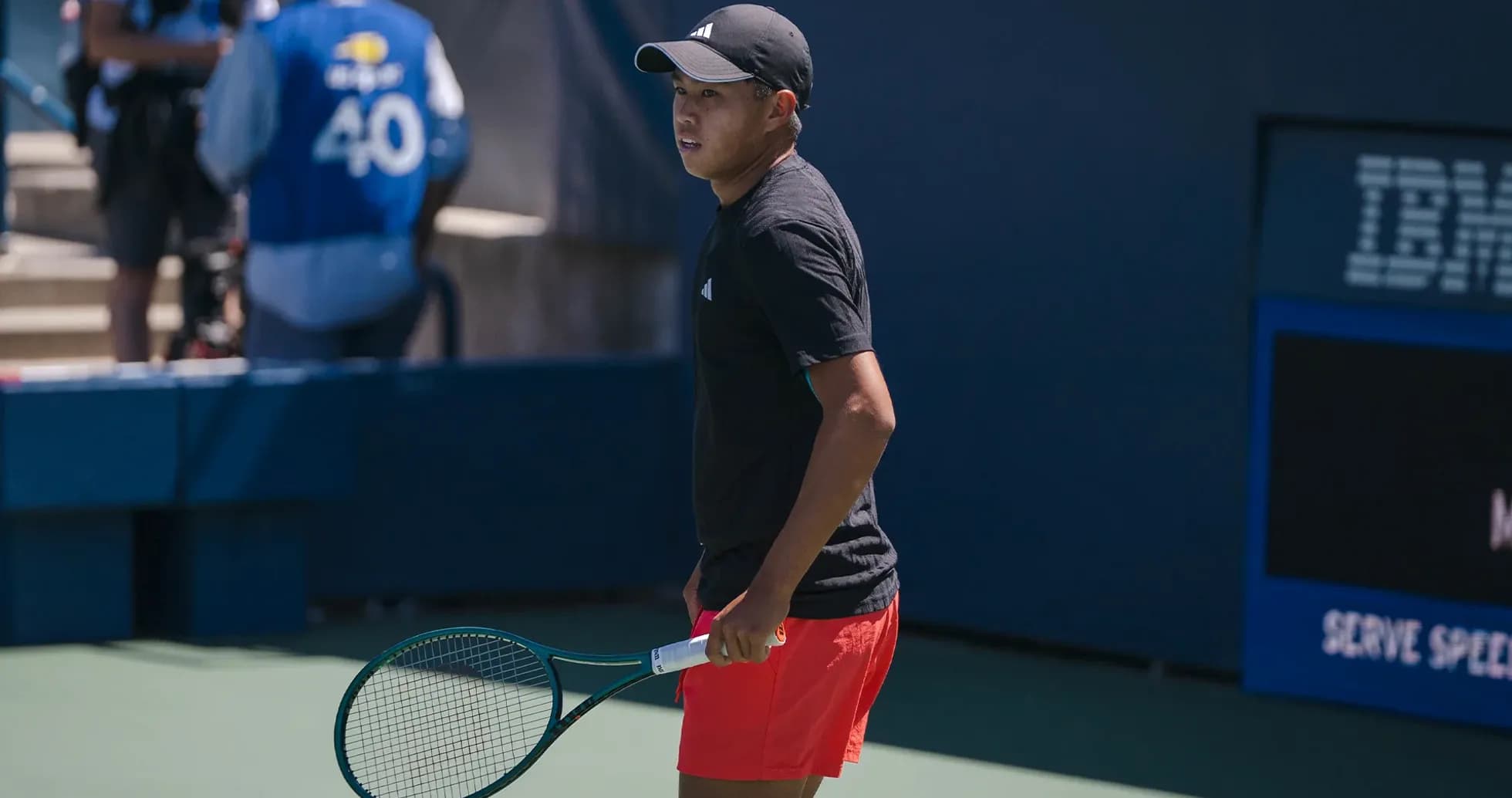 Jugador de tenis sosteniendo una raqueta en la cancha Jugador de tenis sosteniendo una raqueta en la cancha
