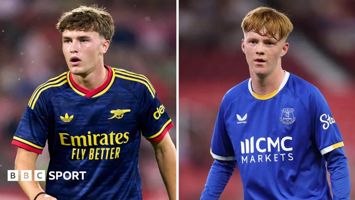 Jugadores de Arsenal y Everton en el campo Jugadores de Arsenal y Everton en el campo