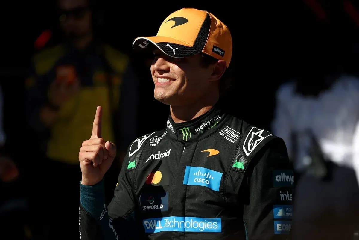 Piloto de McLaren mostrando el dedo índice en señal de triunfo Piloto de McLaren mostrando el dedo índice en señal de triunfo