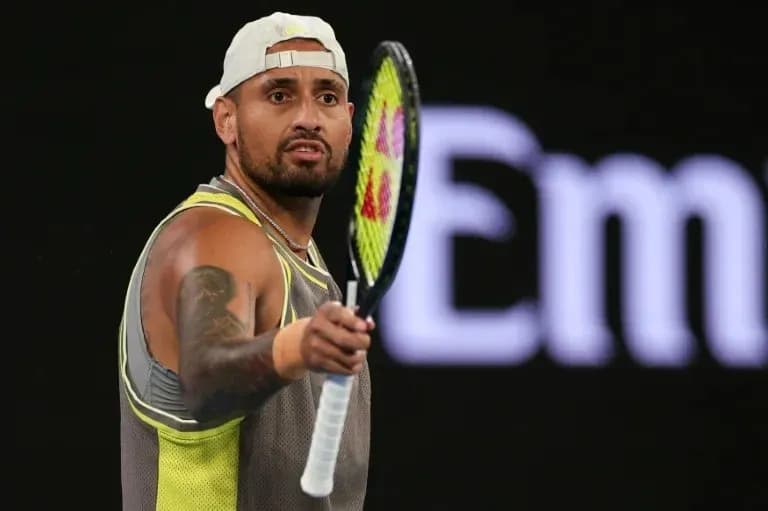 Jugador de tenis sosteniendo una raqueta en la cancha Jugador de tenis sosteniendo una raqueta en la cancha