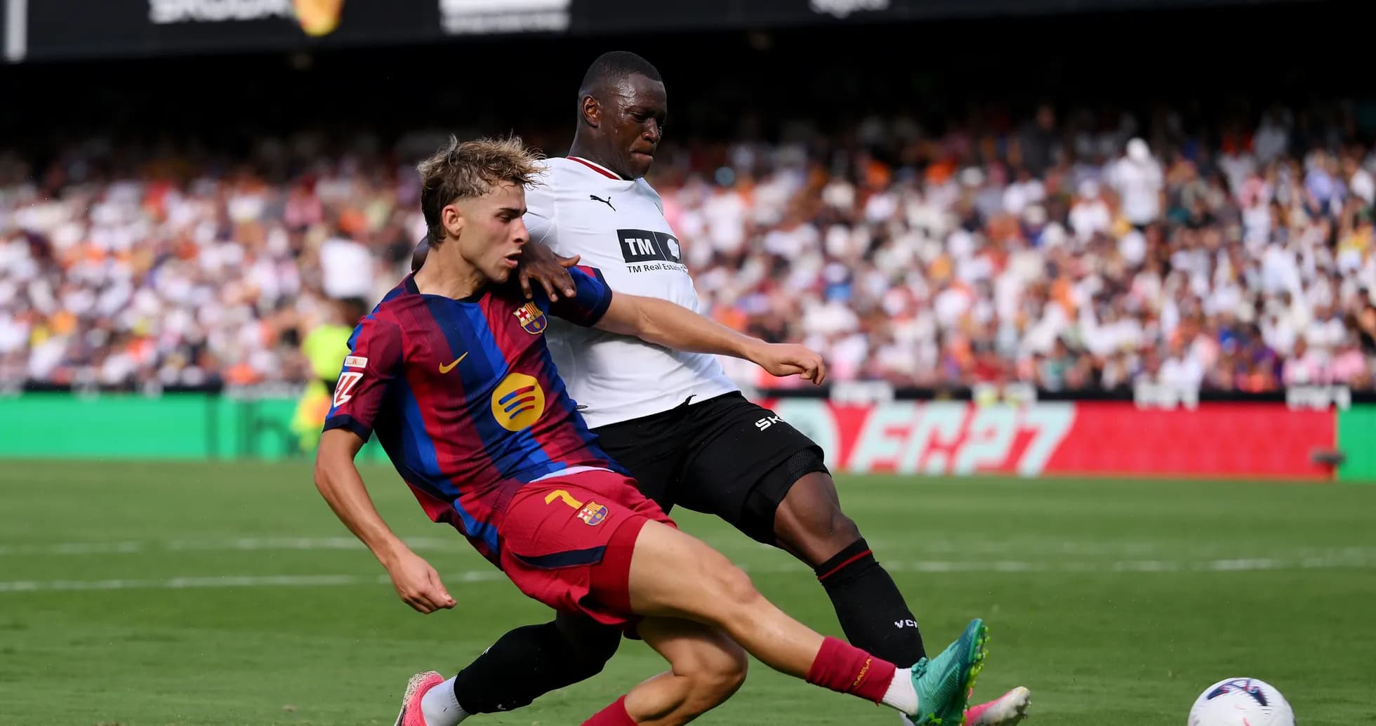 Jugador de Barcelona deslizándose tras balón en partido Jugador de Barcelona deslizándose tras balón en partido