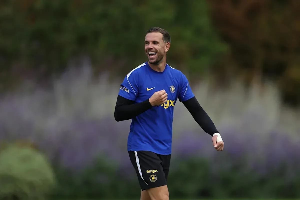 Jugador entrenando y sonriendo en el campo Jugador entrenando y sonriendo en el campo