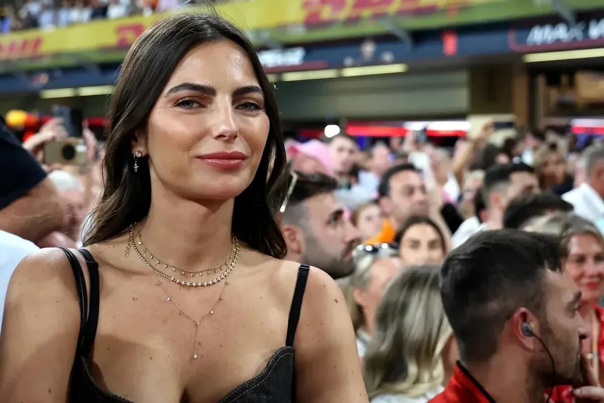 Mujer sonriendo entre la multitud en un evento Mujer sonriendo entre la multitud en un evento